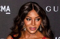 透け領域から黒Tバック...54歳モデル、28年前と同じシースルードレスでのカンヌ登場に「今の方が美しい」と称賛の嵐