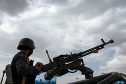 フーシ派が軍事基地攻撃、政府軍兵士少なくとも30人死亡＝イエメン政府筋