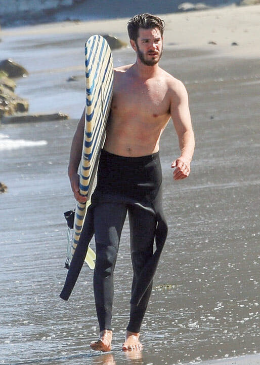 上半身裸のアンドリュー・ガーフィールド