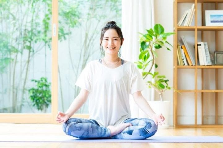 笑顔でヨガをする女性