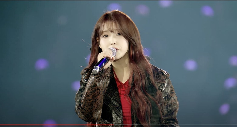 8年ぶりの来日公演を横浜アリーナで開催したIU。こちらはソウルコンサートのようす　이지금 [IU Official] / YouTube