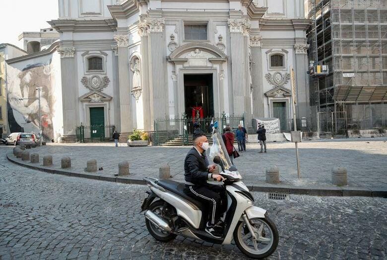 イタリア保健当局は10日、新型コロナウイルス感染症による死者が570人増加し、前日の610人増から鈍化したと明らかにした。ナポリで撮影（2020年　ロイター/CIRO DE LUCA）