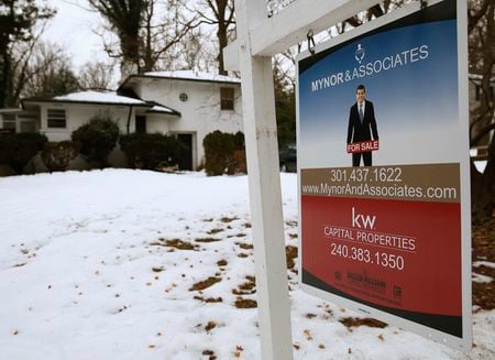 全米リアルター協会（ＮＡＲ）が２１日に発表した２月の米中古住宅販売戸数（季節調整済み）は年率換算で前月比１４．５％増の４５８万戸と１３カ月ぶりに増加に転じた。２０１４年２月撮影（２０２３年　ロイター/Gary Cameron）