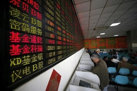 　６月１０日、中国証券監督管理委員会（ＣＳＲＣ＝証監会）は、劉士余委員長の就任以降に株式市場の規制改革を急ピッチで進めている。写真は上海の証券会社のコンピュータースクリーンをみる投資家。４月撮影（２０１６年　ロイター/Aly Song）