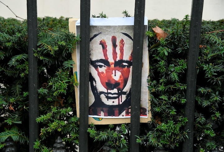 今度は命を狙われる側に？（ロンドンのロシア大使館外に貼られたプーチンの絵）　Toby Melville-REUTERS