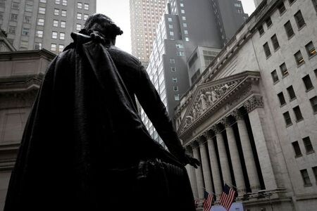 　米国ではここ数年、金融街ウォールストリートに拠点を置く銀行とその従業員たちは左派への傾倒を深めており、政治献金でも民主党に配分される比率が増大している。写真はニューヨーク証券取引所前に設置されているジョージ・ワシントン像。２６日撮影（２０２０年　ロイター／Mike Segar）