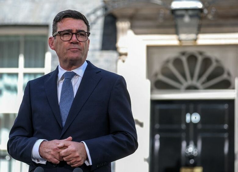 ダウニング街10番地の外で演説を行う、英国の新首相アンディ・バーナム氏。7月20日、ロンドンで撮影。REUTERS/Isabel Infantes
