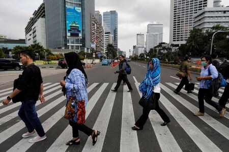 　インドネシア統計局が５日発表した第１・四半期の国内総生産（ＧＤＰ）は前年比０．７４％減少し、４四半期連続のマイナスとなった。ただ、政府の支出拡大や商品（コモディティー）価格上昇による輸出押し上げを受け、景気後退のペースは大幅に鈍化した。ジャカルタで２０１９年２月撮影（２０２１年　ロイター/Willy Kurniawan）