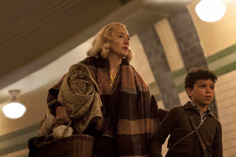 リタ（左）は息子ジョージをロンドンから疎開させようとするが　APPLE TV+