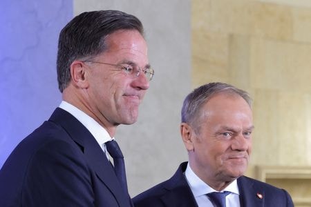 北大西洋条約機構（ＮＡＴＯ）のルッテ事務総長（左）は２６日、米国と欧州諸国に対し、ＮＡＴＯの将来やロシアに対する見解の相違を巡る緊張が高まる中、安全保障問題について「単独で行動する」ことがないよう要請した。写真はポーランドのトゥスク首相と会談するルッテ氏。２６日撮影（２０２５年　ロイター/Kacper Pempel）