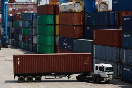 　インドネシア統計局が１日に発表した５月の輸出は、米関税を巡る決定が迫る中で急増した。一方、６月のインフレ率は低水準にとどまり、アナリストらは中央銀行が経済支援のため追加利下げを行う余地があるとみている。ジャカルタのタンジュンプリオク港で２月撮影(２０２５年　ロイター/Willy Kurniawan)
