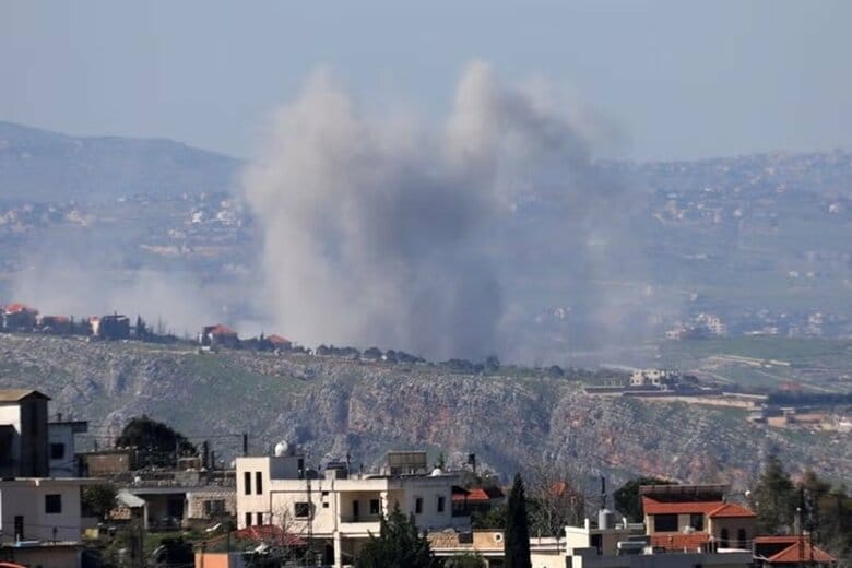 イスラエル軍の空爆後、煙が上がる様子。レバノン南部で３月撮影。REUTERS/Karamallah Daher