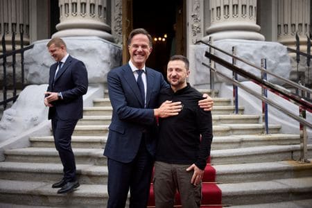 北大西洋条約機構（ＮＡＴＯ）のルッテ事務総長（左）は３日、ウクライナの首都キーウ（キエフ）を訪問し、ゼレンスキー大統領（右）と会談した。同日撮影（２０２４年　ロイター/Ukrainian Presidential Press Service/Handout via REUTERS）