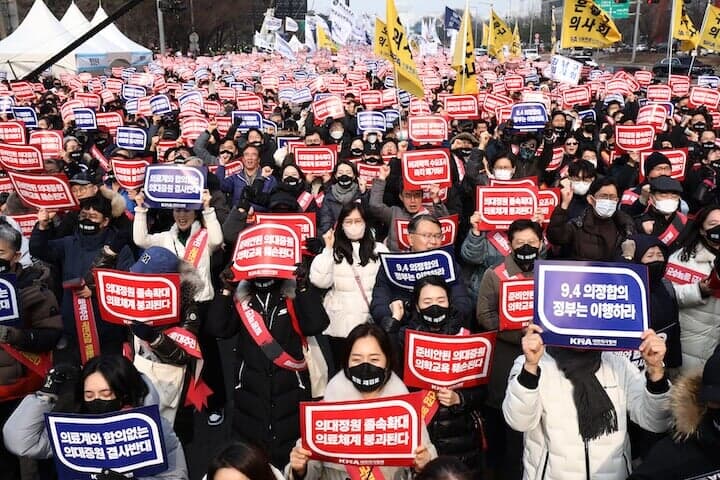 ３月３日にソウル市内で行われた医師の２万人デモ　CHUNG SUNG-JUN／GETTY IMAGES