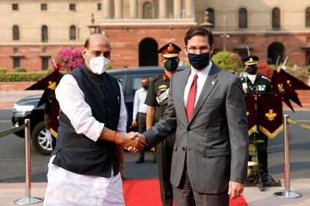 インドのシン国防相は同国を訪問中のエスパー米国防長官と会談を開き、機密扱いの衛星データの共有に関する「地理空間協力のための基礎的な交換・協力協定（ＢＥＣＡ）」について協議し、近く署名する見通しになった。写真は報道陣の前で握手をする両氏。１０月２６日、ニューデリーで撮影。（２０２０年　ロイター／Danish Siddiqui）