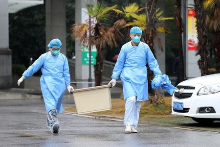 中国湖北省武漢市の衛生当局は２１日、新型コロナウイルスによるとみられる肺炎で、８９歳の男性が死亡したと発表した。死者はこれで４人目となった。写真は新型肺炎の患者が治療を受ける銀潭病院の医療スタッフ。１月１０日、武漢市で撮影（２０２０年　ロイター）