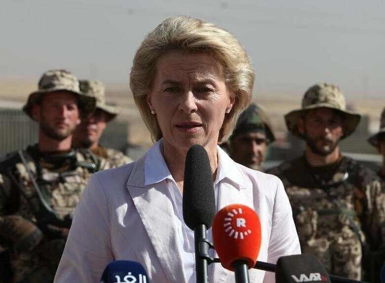 １１月９日、ドイツのフォンデアライエン国防相は米大統領選でトランプ共和党候補が勝利に向かっていることについて「非常に大きな衝撃だ」と語った。写真は９月、イラク北部の都市クルド人自治区の主都アルビールにある教育センターでクルド人部隊とドイツ軍部隊を前にスピーチするフォンデアライエン国防相（２０１６年　ロイター／Azad Lashkari）