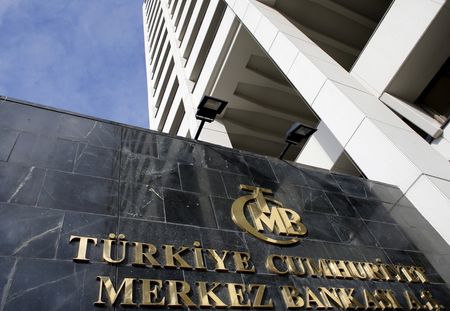 トルコ中央銀行は２６日の金融政策委員会（ＭＰＣ）で、予想通り政策金利を１４％に据え置いた。２０１４年１月、アンカラのトルコ中銀前で撮影（２０２２ 年　ロイター／Umit Bektas//File Photo）