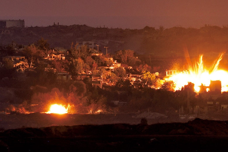 イスラエル軍の攻撃が続いているガザで上がる炎（7月9日）　AMIR COHENｰREUTERS