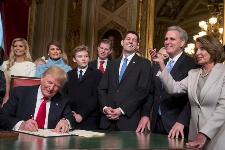 トランプ政権発足の日に大統領の元に集った政権幹部　J. Scott Applewhite-REUTERS