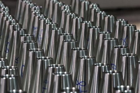 ウクライナは国内で米企業２社と重要な１５５ミリ砲弾を共同生産することで合意した。オレクサンドル・カミシン戦略産業相が７日にテレビ放送で発表した。ただ、生産開始は少なくとも２年後になるという。写真は米ペンシルベニア州スクラントンの工場で２月に撮影した砲弾（２０２３年　ロイター／Brendan McDermid）