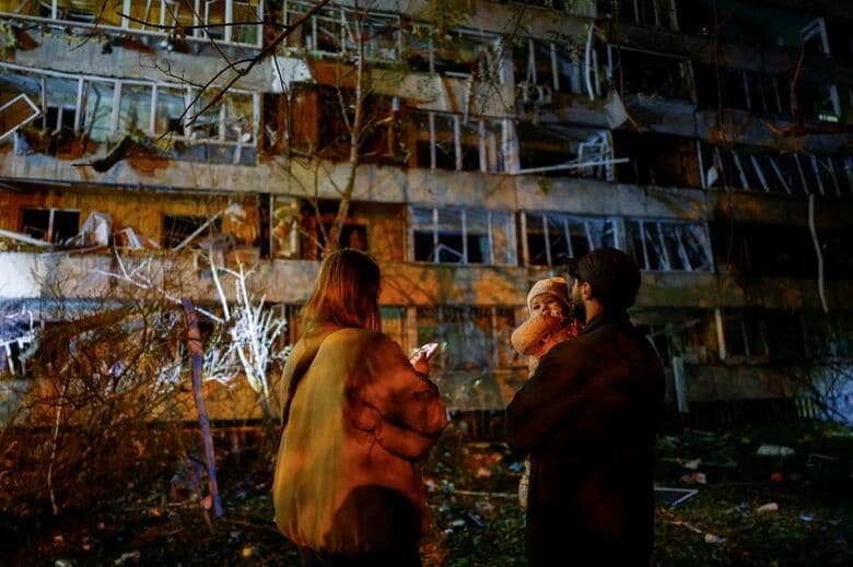 ロシアのミサイル攻撃で被害を受けた、ウクライナ首都キーウのアパート。10月14日撮影。 REUTERS/Valentyn Ogirenko
