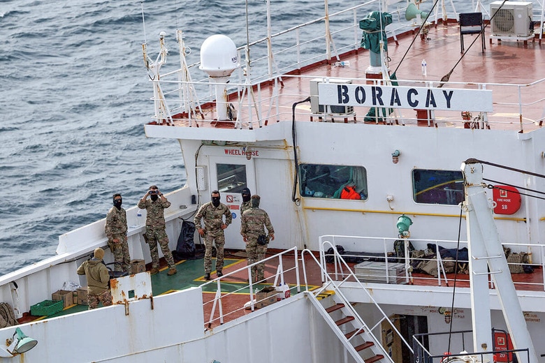 仏当局の取り調べを受ける「プシュパ号」（別名「ボラカイ号」、10月2日）　STEPHANE MAHEｰREUTERS