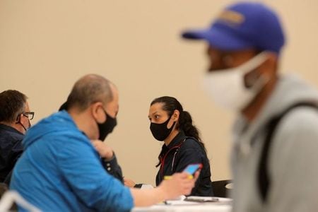 米雇用統計が５月も低調となる初期の兆候が垣間見られ、４月の統計で浮き彫りとなった雇用市場の不振が一過性でない可能性が高まっている。写真は５月１３日、ニューヨークの外食産業向け就職フェアで撮影（２０２１年　ロイター／Brendan McDermid）