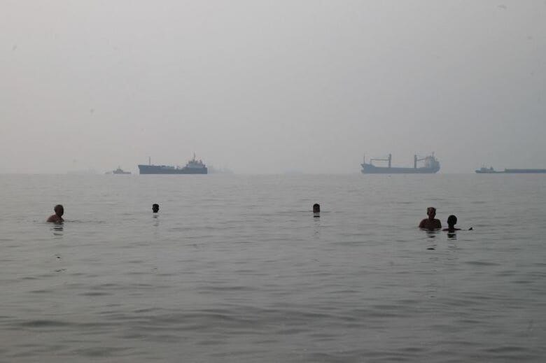 2026年10月6日、イランのバンダルアッバスの海岸近くのホルムズ海峡にいる船舶。Amirhosein Khorgooi/ISNA/WANA（西アジア通信社）経由、ロイター経由。編集者の皆様へ - この写真は第三者から提供されたものです。編集者の皆様へ - この写真は第三者から提供されたものです。イスラエル国外。イスラエルでの商業販売または編集販売は禁止。イスラエルのメディアはアクセス禁止。BBCペルシャ語放送は使用禁止。VOAペルシャ語放送は使用禁止。MANOTOは使用禁止。イラン・インターナショナルは使用禁止。ラジオ・ファルダは使用禁止。デジタル：BBCペルシャ語放送は使用禁止。VOAペルシャ語放送は使用禁止。MANOTOは使用禁止。イラン・インターナショナルは使用しないでください。ラジオ・ファルダは使用しないでください。