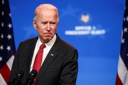 　米大統領選で勝利を確実にしたバイデン前副大統領は２４日に最初の閣僚人事を発表する。また、新型コロナウイルスの感染拡大を踏まえ、来年１月２０日の大統領就任式は規模を縮小して行う計画という。バイデン氏の側近らが２２日、明らかにした。写真は米デラウェア州ウィルミントンで１９日撮影（２０２０年　ロイター/Tom Brenner）
