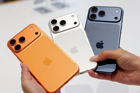 　米アップルのスマートフォン「ｉＰｈｏｎｅ」の脆弱性を利用して侵入し、情報を盗み出せる強力なエクスプロイト（マルウエア）がここ数週間で複数のウクライナのウェブサイトに仕込まれていた。写真はｉＰｈｏｎｅ１７シリーズ。台北のアップルストアで昨年９月撮影（２０２６年　ロイター／Ann Wang）