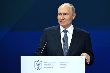 　ロシアのプーチン大統領（写真）は、冬期に暖房用の燃料油が安定的に供給されるようにするため、一部地域での価格規制の導入を含めた対策を講じるよう政府に命じた。クラスノダール地方で４日撮影。提供写真(２０２３年　ロイター/Sputnik/Grigory Sysoev/Kremlin)