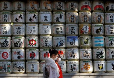 日本酒をはじめ、日本産酒類の輸出が政府の後押しもあって好調。写真は、日本酒のコモ樽が並んでいる東京・明治神宮の一角。２０２０年１２月３１日に撮影。（２０２１年　ロイター／Issei Kato）