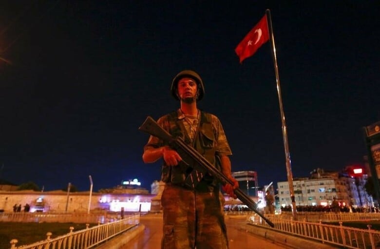 　７月１６日、トルコ全土で戒厳令が敷かれ、外出禁止令も出された。写真はイスタンブールの広場付近で警備に当たる軍兵士。１５日撮影（２０１６年　ロイター／Murad Sezer）