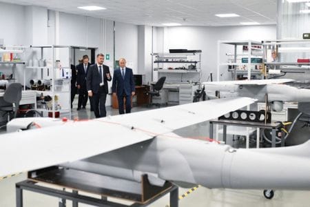 2024年9月19日、ロシアのサンクトペテルブルクにあるドローン製造施設を視察したプーチン大統領。 Sputnik/Grigory Sysoyev/Kremlin via REUTERS