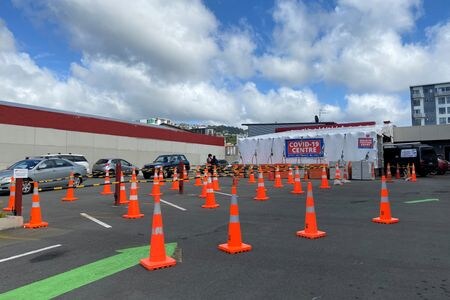 ニュージーランド政府は２３日、教員や警察官など多数の職種について、４月４日から新型コロナウイルスワクチン接種義務を撤廃すると発表した。写真は３月１１日、ウェリントンの検査施設で撮影（２０２２年　ロイター/Lucy Craymer）