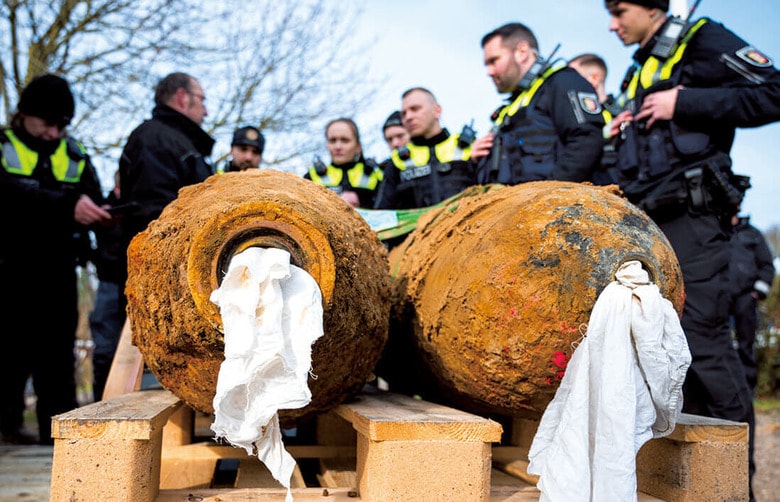 第2次大戦で使用された爆弾を除去（ドイツ）　DANIEL BOCKWOLDTｰPICTURE ALLIANCE/GETTY IMAGES
