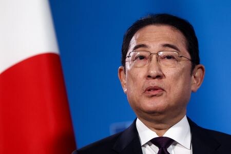 J    岸田文雄首相は１４日午前、演説中のトランプ前米大統領に向けて発砲があったことについて、「民主主義に挑戦する暴力には毅然と立ち向かわなければならない」と短文投稿サイト「Ｘ」に日英両言語で書き込んだ。写真は北大西洋条約機構（ＮＡＴＯ）のストルテンベルグ事務局長と会談した際の岸田氏。７月１１日、米ワシントンで撮影（２０２４年　ロイター/Yves Herman）