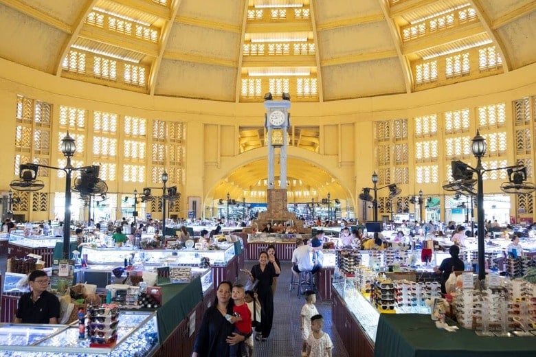 カンボジアの首都プノンペンにあるセントラル・マーケットには多様な店が軒を連ねる　Oliver Raw / SOPA Images/Sipa USA via Reuters