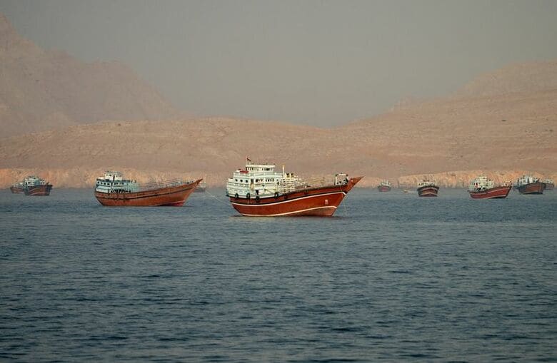 写真はホルムズ海峡を航行する船舶。6月14日、オマーンのムサンダムから撮影。REUTERS