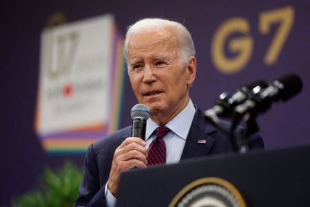 　バイデン米大統領は２１日、主要７カ国首脳会議（Ｇ７広島サミット）を終えて記者会見を行い、共和党が求める歳出削減の意向はあるが、債務上限を引き上げるために共和側の条件だけを受け入れるつもりはないと述べた（２０２３年　ロイター/JONATHAN ERNST）