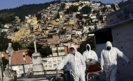 5月１９日、ブラジルで新型コロナウイルス感染症による死者が１１７９人増加し、１日当たりの死者としては過去最多となった。リオデジャネイロで１８日撮影（２０２０年　ロイター/Ricardo Moraes）