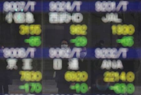 　２月１７日、前場の東京株式市場で、日経平均株価は前営業日比２６５円０４銭安の３万０２０２円７１銭となり、３営業日ぶりに反落した。都内で先月4日撮影（２０２１年　ロイター／Kim Kyung-Hoon）