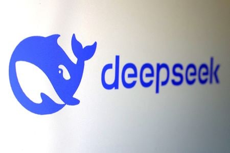 中国の人工知能（ＡＩ）開発の新興企業ディープシークは２７日、サイバー攻撃を受けたため、 同社の生成ＡＩアプリへの新規登録を一時的に制限すると発表した。同日撮影（２０２５年　ロイター/Dado Ruvic/Illustration）