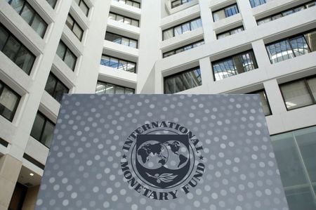 国際通貨基金（ＩＭＦ）は２６日、２０２１年の世界経済見通しをプラス５．５％とし、昨年１０月時点の前回見通しから０．３％上方修正した。ワシントンで２０１６年１０月撮影（２０２１年　ロイター/Yuri Gripas）
