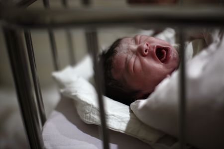 　１１月１日、中国当局は全国的な人口調査を開始する。中国では少子高齢化が進んでおり、２０２２年末の人口は６１年ぶりに前年末を下回った。写真は生まれたばかりの赤ちゃん。上海の病院で２０１１年１０月撮影（２０２３年　ロイター／Carlos Barria）