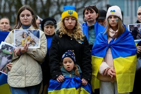 国際司法裁判所（ＩＣＪ）は３月１６日、ウクライナに侵攻したロシアに対して軍事行動を直ちに中止するよう命じ、ロシアの武力行使を「深く懸念している」と表明した。写真は同裁判所の外で反戦を訴える人々、オランダのハーグで撮影（２０２２年　ロイター/Piroschka Van De Wouw）