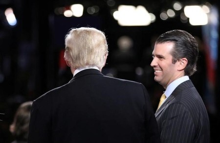 ７月１３日、トランプ米大統領の長男、ドナルド・トランプ・ジュニア氏は、２０１６年６月にヒラリー・クリントン氏の情報を持っているかもしれないロシア政府の弁護士という触れ込みの女性を紹介され、面会に同意したことを１１日に明らかにした。写真はトランプ氏（左）とトランプ・ジュニア氏。ニューヨーク州ハンプステッドで２０１６年９月撮影（２０１７年　ロイター）