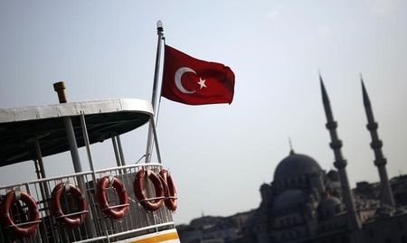 　５月８日、米格付け会社スタンダード・アンド・プアーズはトルコ国債の格付けについて、早ければ半年以内に引き下げる確率が３分の１との見解を示した。イスタンブールで昨年８月撮影（２０１４年　ロイター/MURAD SEZER）