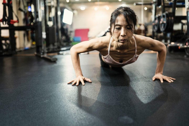 すでに引退年齢の高い日本だが、それでもまだ高齢者に就労を求めるしかない現実　Yagi-Studio-iStock